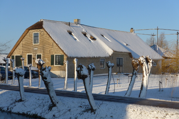 Boerderij in winterslandschap