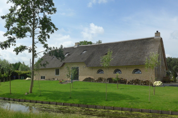 Zijaanzicht van de boerderij